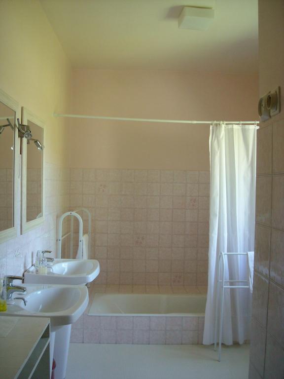 Bed and Breakfast La Tour Des Laudes Breuil-Barret Exterior foto