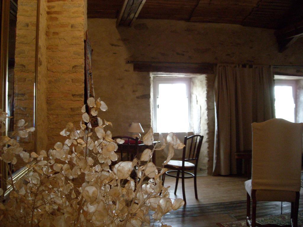 Bed and Breakfast La Tour Des Laudes Breuil-Barret Habitación foto