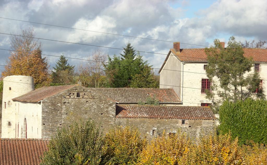 Bed and Breakfast La Tour Des Laudes Breuil-Barret Exterior foto
