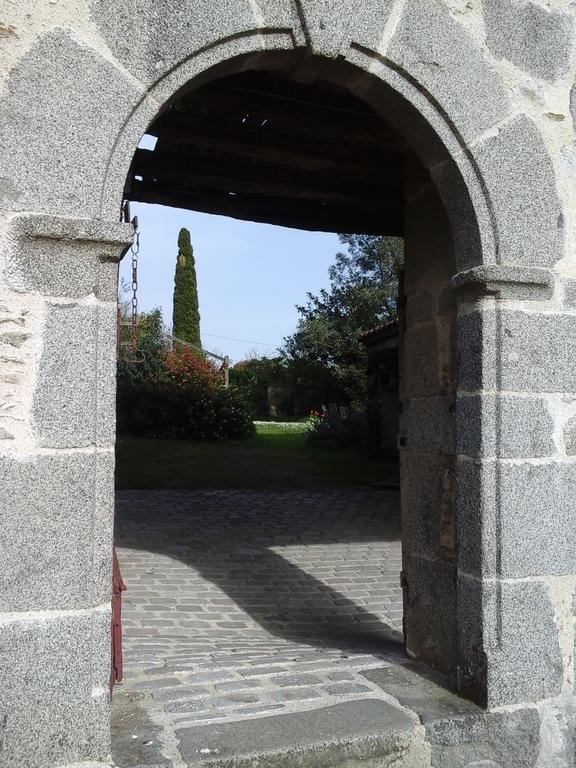 Bed and Breakfast La Tour Des Laudes Breuil-Barret Exterior foto