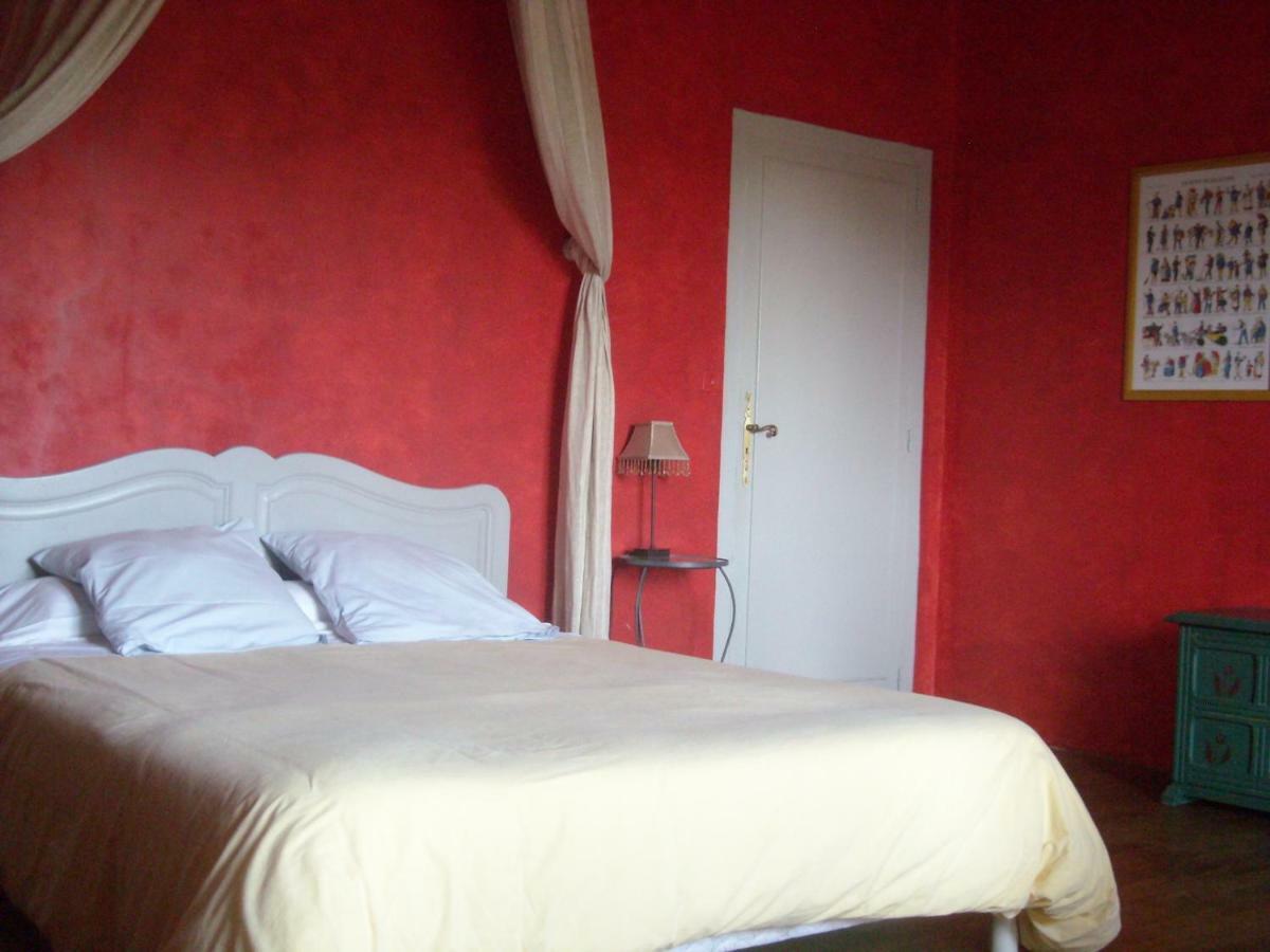 Bed and Breakfast La Tour Des Laudes Breuil-Barret Exterior foto